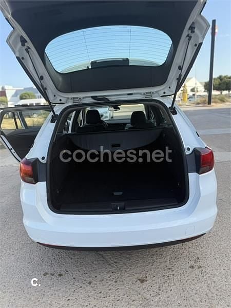 Usado Opel Astra Business 110 CV (80 kW) 2017 Blanco Familiar