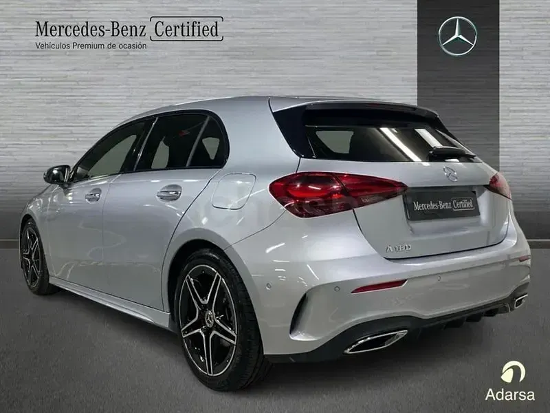 Usado Mercedes A180 136 CV (100 kW) 2025 Gris / plata Berlina