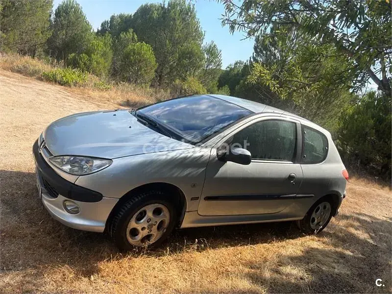 Usado Peugeot 206 75 CV (55 kW) 2002 Gris / plata Berlina