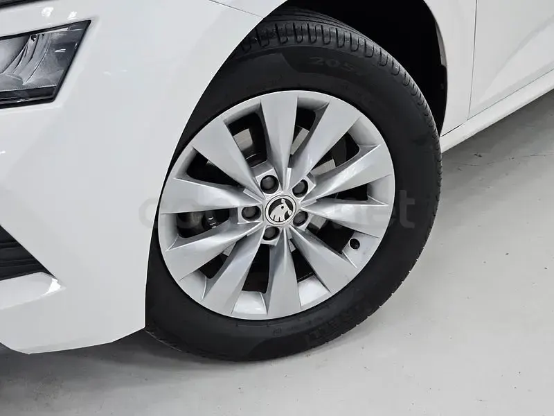 Usado Skoda Kamiq Ambition 110 CV (80 kW) 2021 Blanco SUV