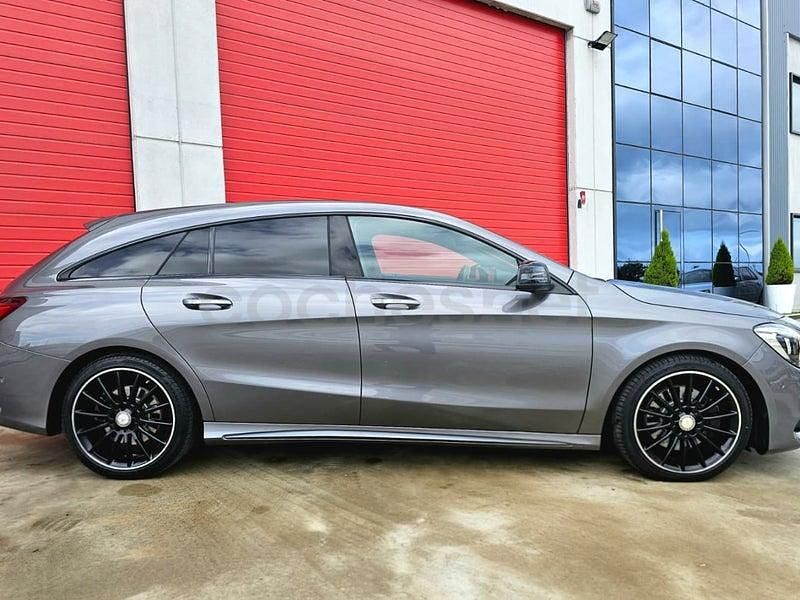 Usado Mercedes CLA220 Shooting Brake AMG line 177 CV (130 kW) 2017 Gris / plata Familiar