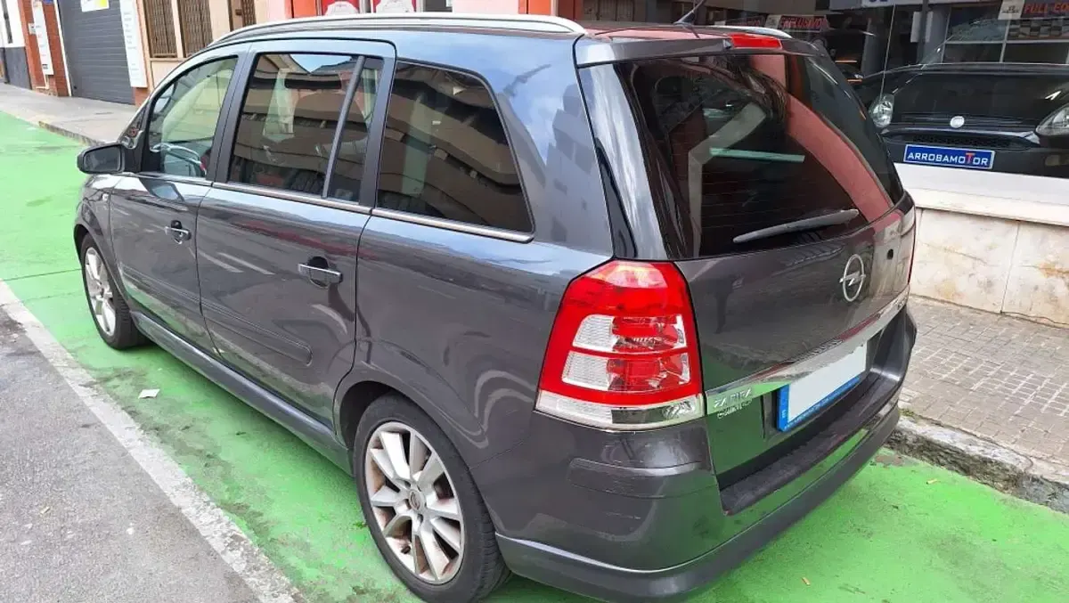 Usado Opel Zafira Cosmo 120 CV (88 kW) 2009 Gris Monovolumen