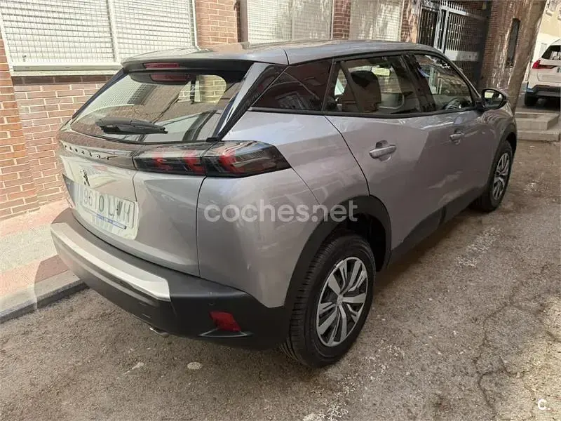 Usado Peugeot 2008 Active 110 CV (80 kW) 2022 Gris / plata SUV