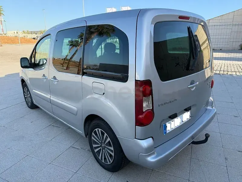 Usado Peugeot Partner Tepee Active 100 CV (73 kW) 2016 Gris / plata Monovolumen