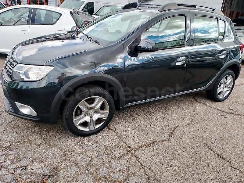Usado Dacia Sandero Stepway 90 HP (66 kW) 2017 Cinzento Sedan