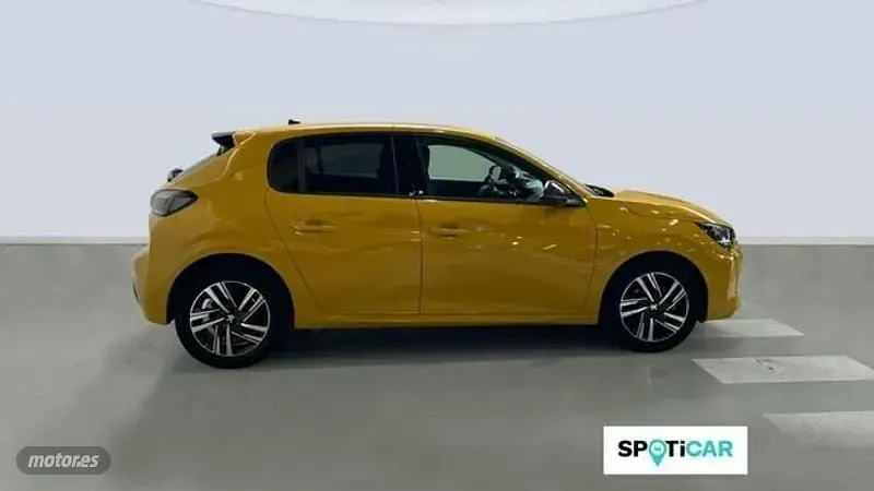 Usado Peugeot 208 Allure 101 CV (74 kW) 2023 Amarillo Utilitario