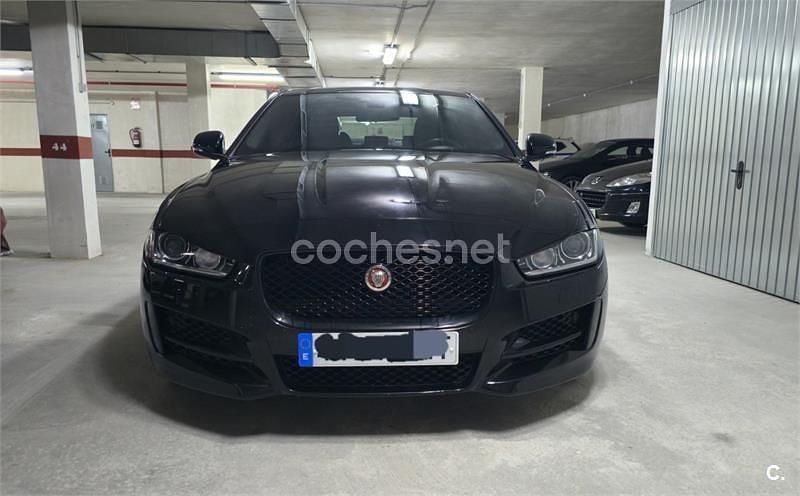 Usado Jaguar XE R-Sport 180 CV (132 kW) 2016 Negro Berlina
