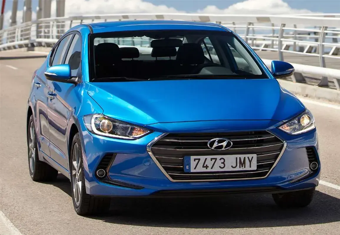 Usado Hyundai Elantra 135 CV (99 kW) 2017 Gris Utilitario