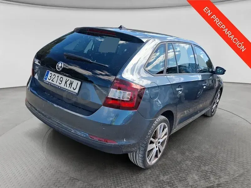 Usado Skoda Rapid Style 116 CV (85 kW) 2019 Gris / plata Utilitario