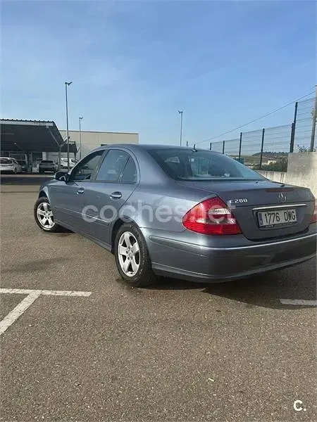 Usado Mercedes E280 Avantgarde 231 CV (169 kW) 2006 Gris / plata Berlina