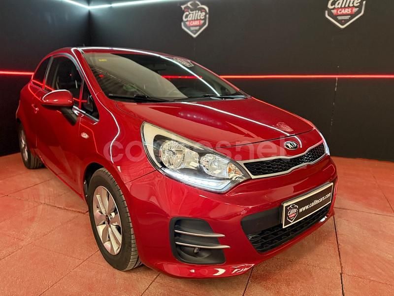 Granate Usado 2015 Kia Rio Berlina | 8900 € (Precio justo) - Imagen 1/4