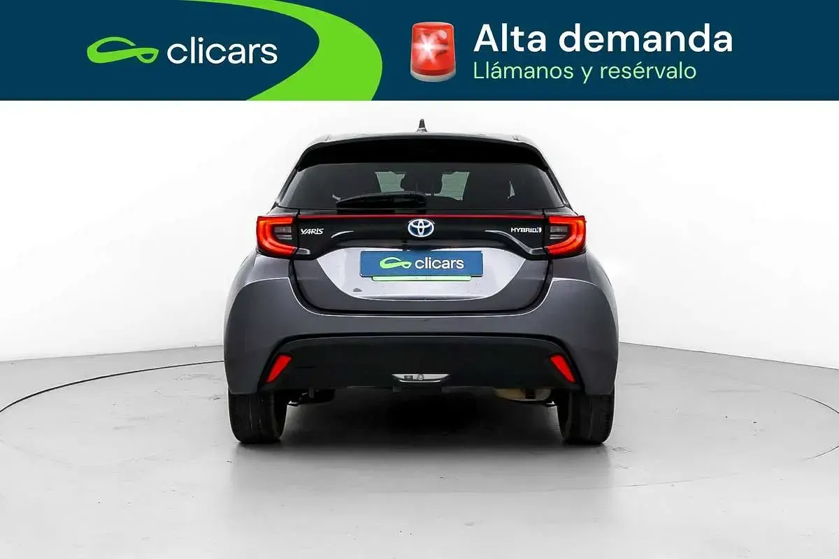 Usado Toyota Yaris Hybrid Plus 75 CV (55 kW) 2021 Gris Berlina