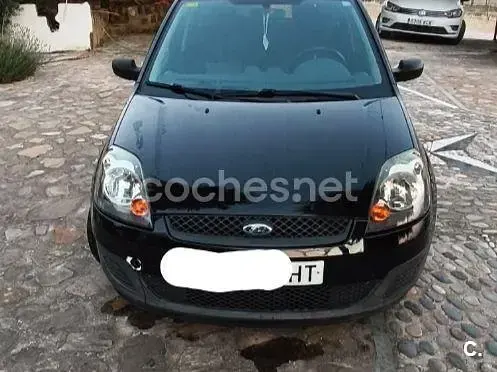 Usado Ford Fiesta Ambiente 68 CV (50 kW) 2008 Negro Utilitario