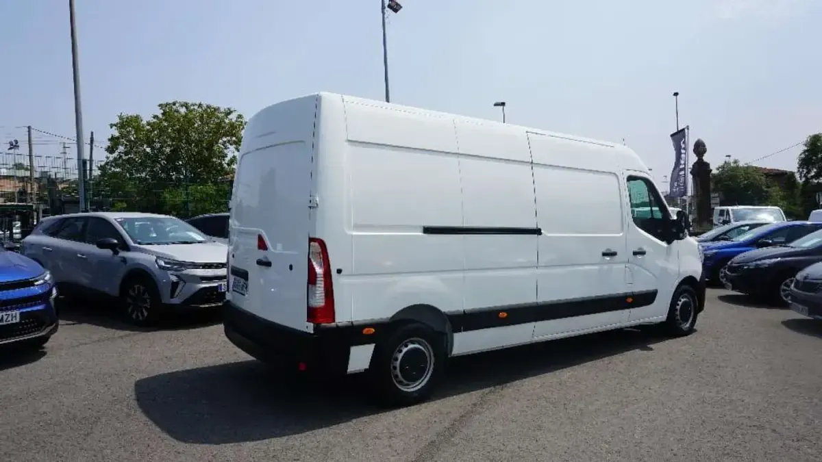 Usado Renault Master 145 CV (106 kW) 2023 Blanco Monovolumen