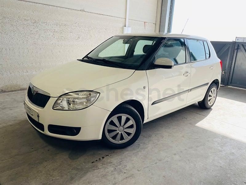 Usado Skoda Fabia 60 HP (44 kW) 2010 Branco Sedan