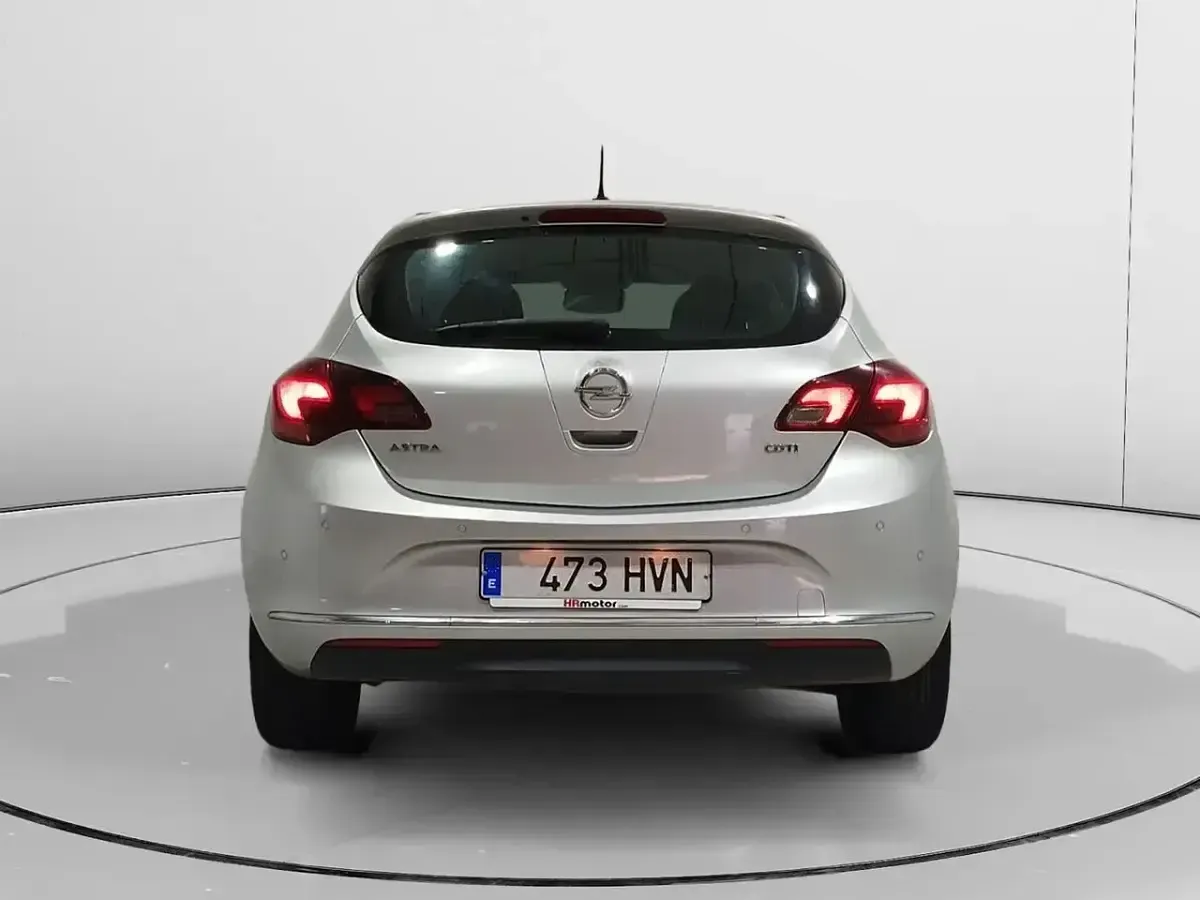 Usado Opel Astra Selective 131 CV (96 kW) 2014 Gris Berlina