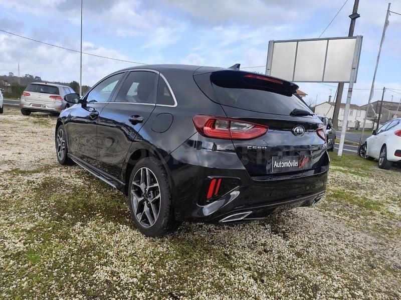 Usado Kia Ceed 136 CV (100 kW) 2021 Negro Utilitario