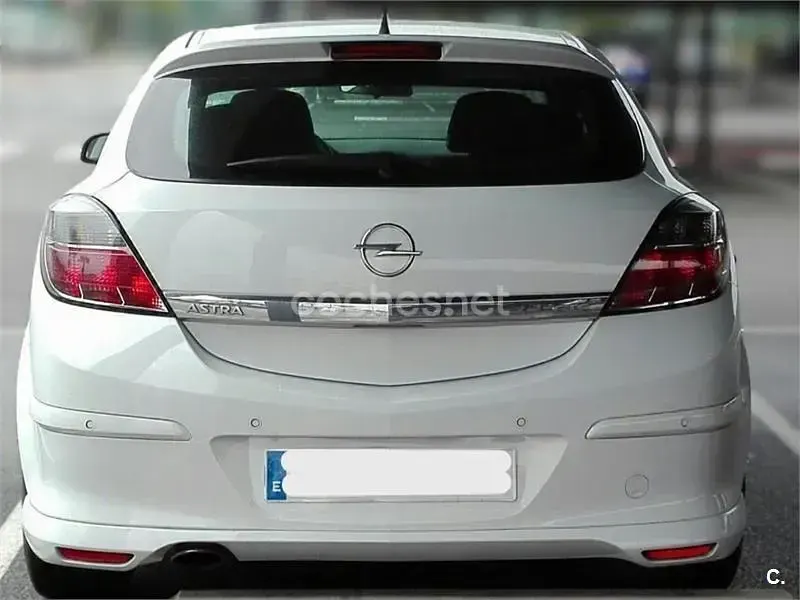 Usado Opel Astra GTC Sport 150 CV (110 kW) 2007 Blanco Berlina