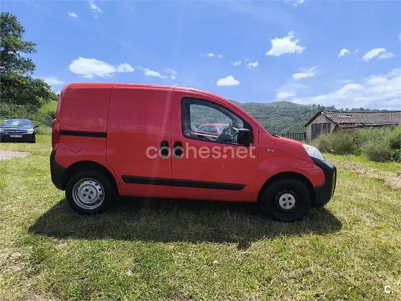 Usado Peugeot Bipper 68 CV (50 kW) 2011 Rojo Monovolumen