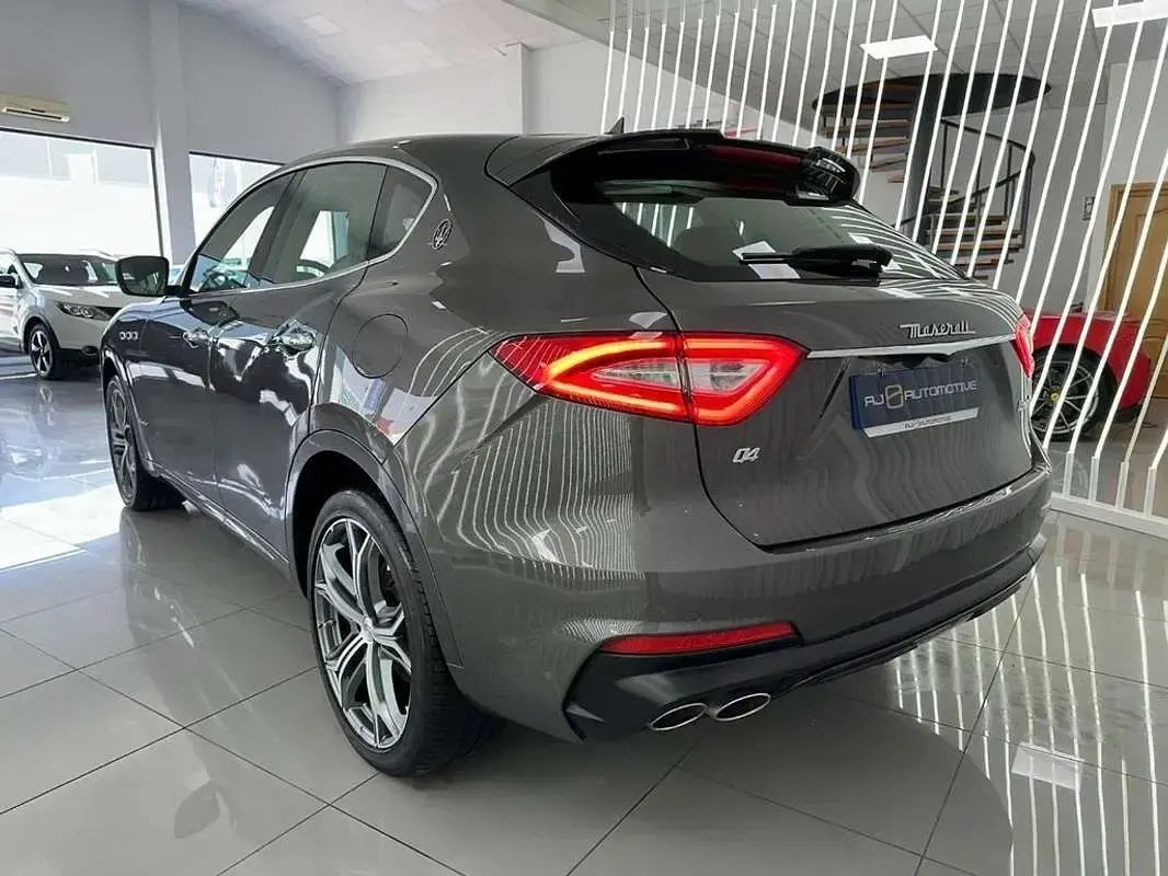 Usado Maserati Levante 349 CV (256 kW) 2020 Gris SUV