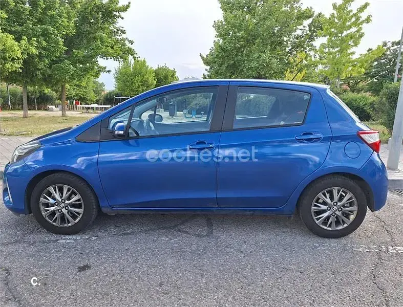 Usado Toyota Yaris Active 69 CV (50 kW) 2017 Azul Berlina