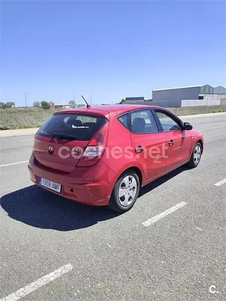 Usado Hyundai i30 Classic 109 CV (80 kW) 2009 Rojo Berlina