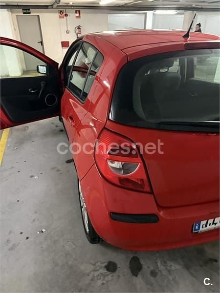 Usado Renault Clio II Dynamique 110 CV (80 kW) 2006 Rojo Berlina
