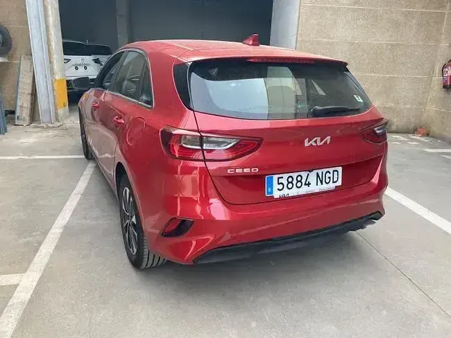 Usado Kia Ceed 101 CV (74 kW) 2025 Rojo Utilitario