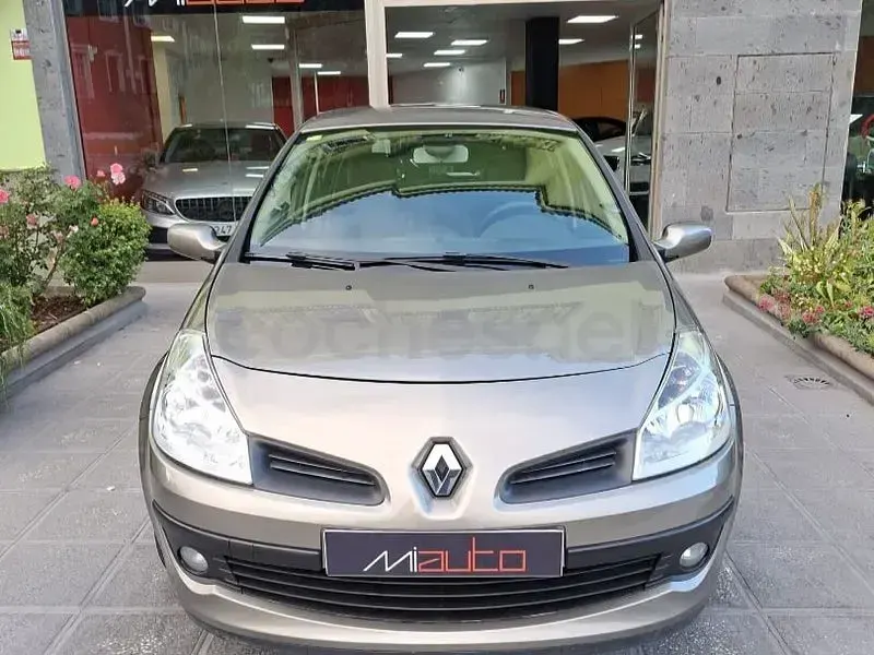 Usado Renault Clio II 100 CV (73 kW) 2009 Marrón Berlina
