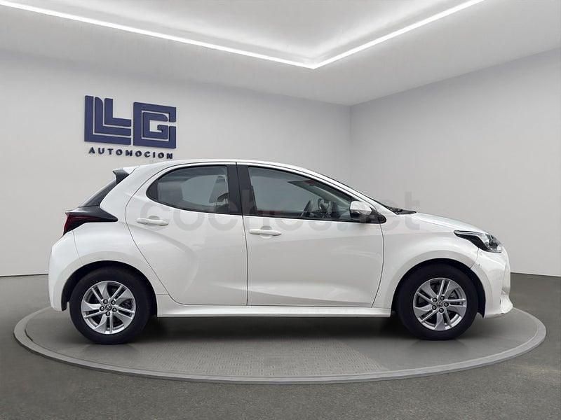 Usado Toyota Yaris Hybrid Active 116 CV (85 kW) 2023 Blanco Berlina