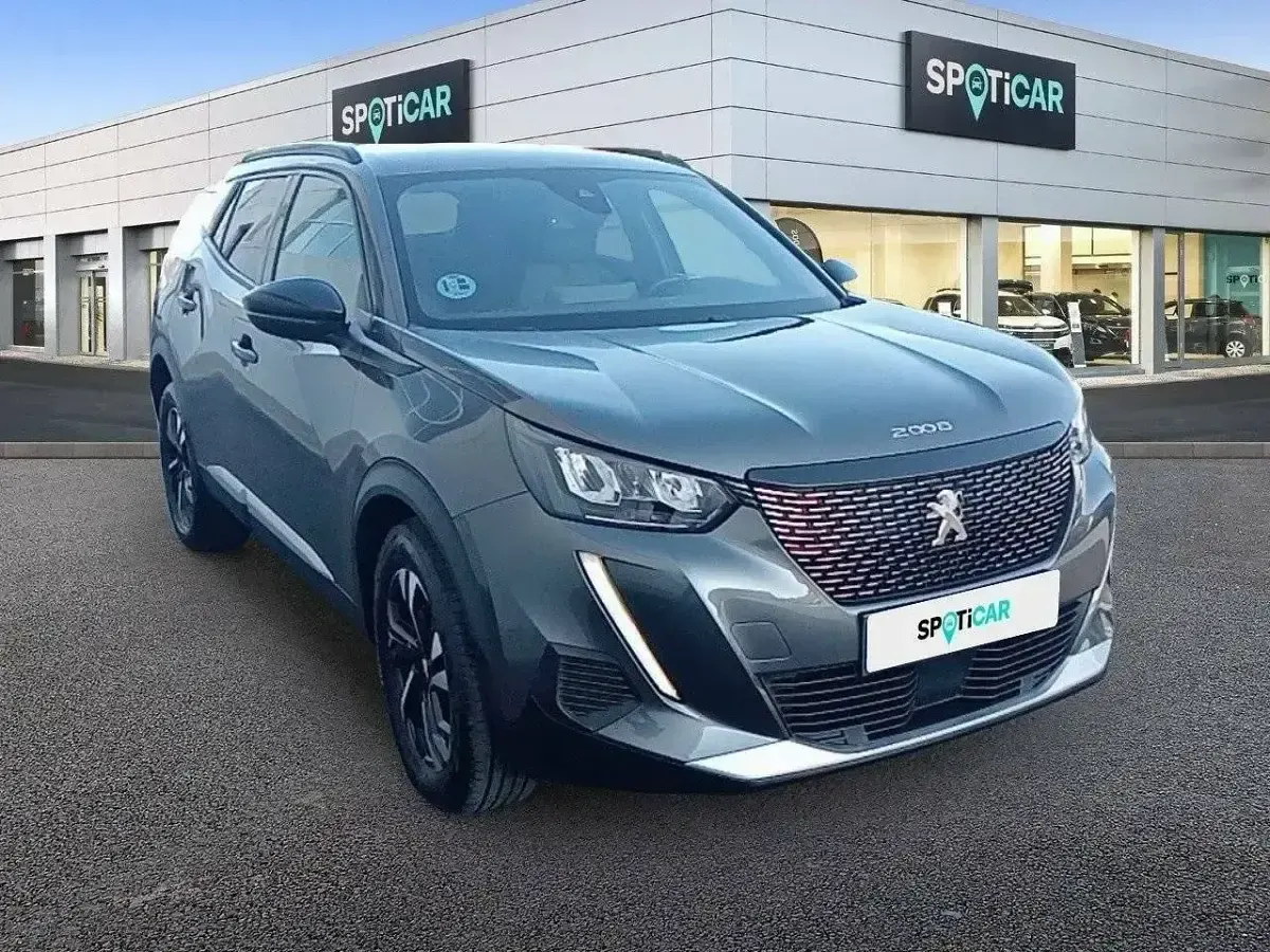 Usado Peugeot 2008 Allure 100 CV (73 kW) 2023 Gris SUV
