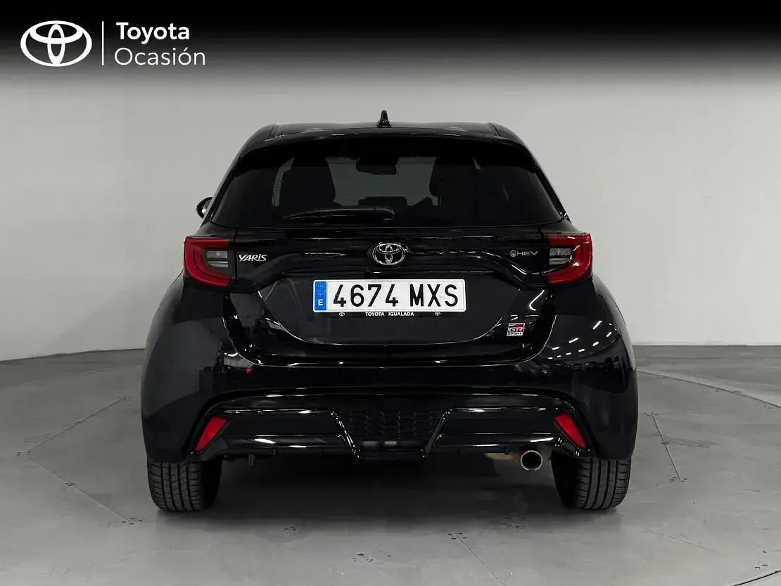 Usado Toyota Yaris Hybrid Sport 131 CV (96 kW) 2025 Negro azabache Berlina