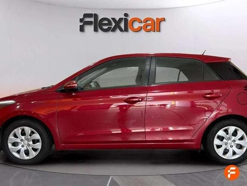 Usado Hyundai i20 84 CV (61 kW) 2017 Rojo Utilitario