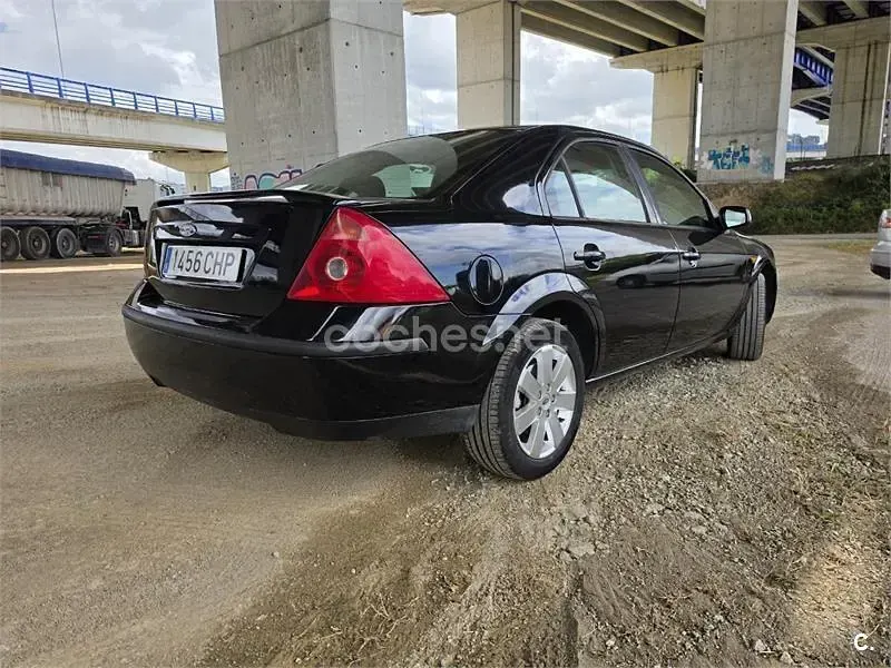 Usado Ford Mondeo Ghia 130 CV (95 kW) 2003 Negro Berlina