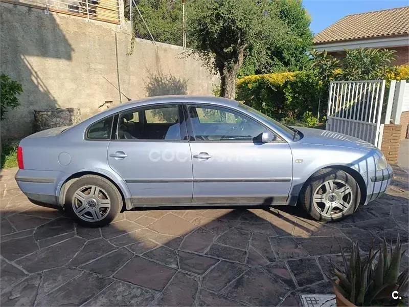 Usado VW Passat Highline 130 CV (95 kW) 1999 Azul Berlina