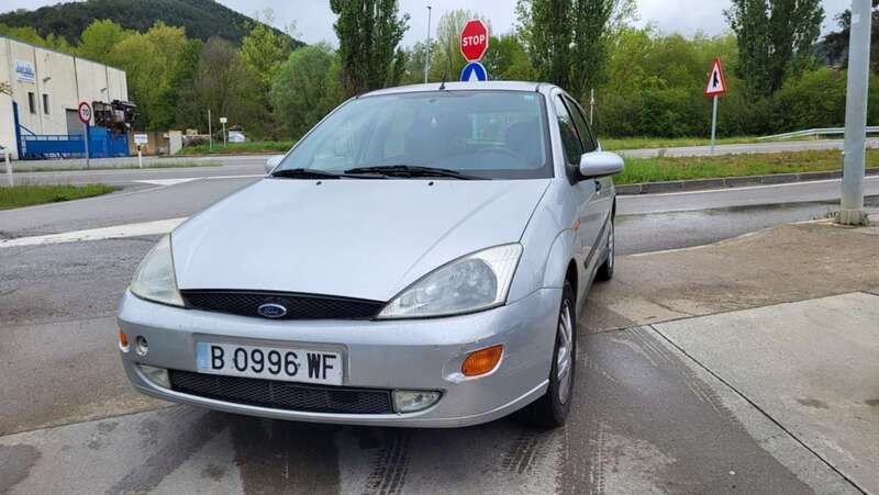 Begagnad Ford Focus Ghia 101 HK (74 kW) 1999 Silver Halvkombi