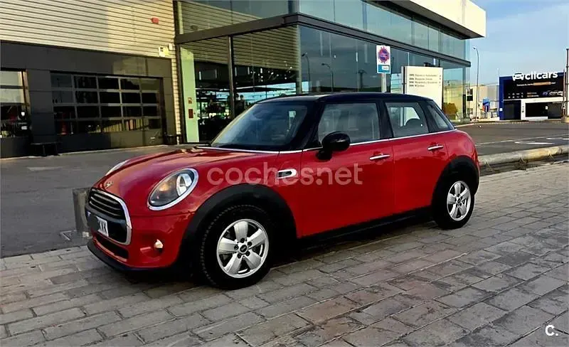 Usado Mini ONE 102 CV (75 kW) 2019 Rojo Utilitario