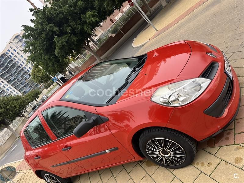 Usado Renault Clio II Authentique 75 CV (55 kW) 2008 Rojo Berlina