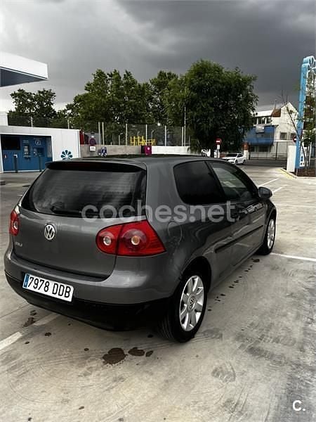 Usado VW Golf IV Trendline 102 CV (75 kW) 2004 Gris / plata Berlina