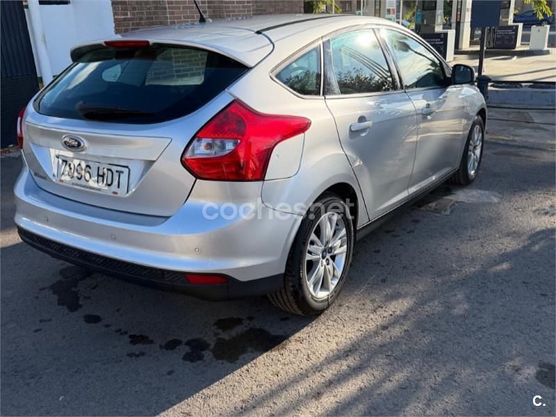 Usado Ford Focus Trend 105 CV (77 kW) 2011 Gris / plata Berlina