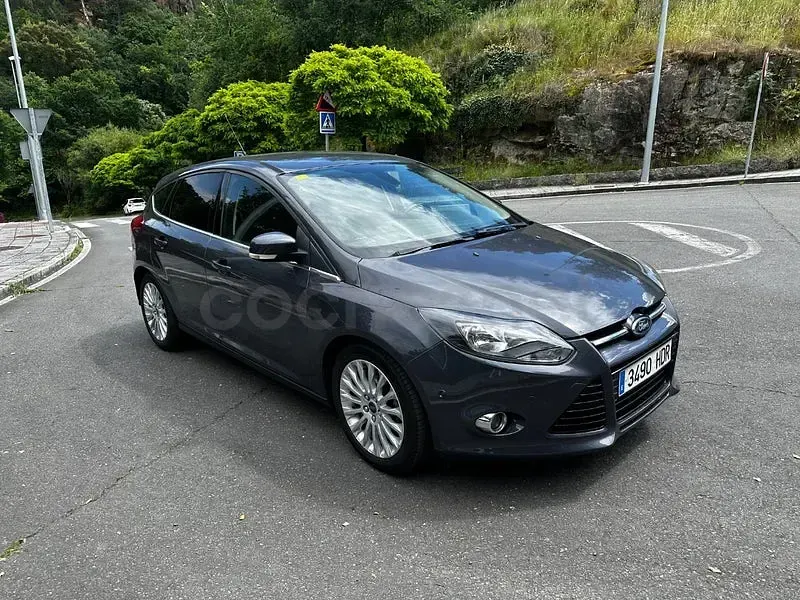Usado Ford Focus Titanium 115 CV (84 kW) 2012 Gris / plata Berlina