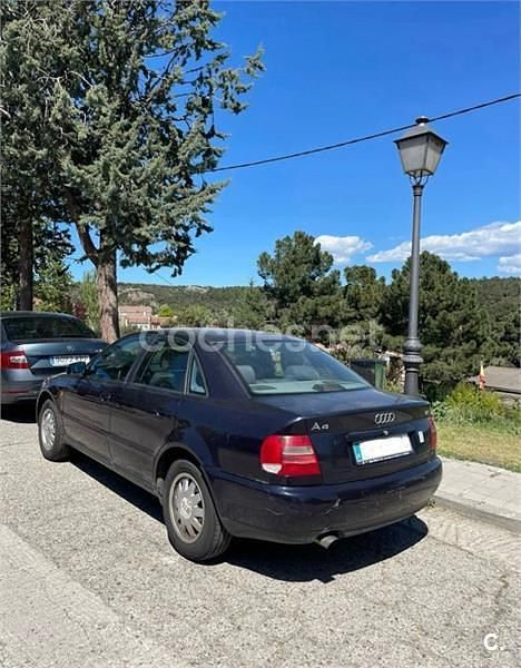 Usado Audi A4 125 CV (91 kW) 1998 Azul Berlina