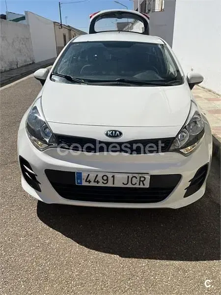 Usado Kia Rio 75 CV (55 kW) 2015 Blanco Berlina
