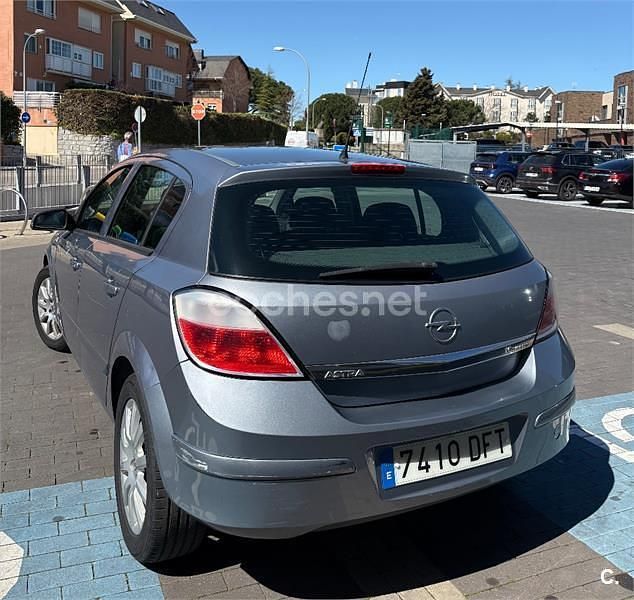 Usado Opel Astra Enjoy 105 CV (77 kW) 2005 Gris / plata Berlina