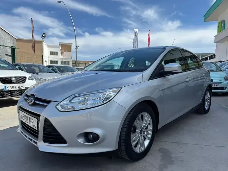 Usado Ford Focus Trend 125 CV (91 kW) 2013 Gris / plata Berlina