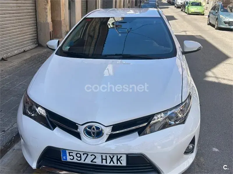Usado Toyota Auris Hybrid Active 136 CV (100 kW) 2014 Blanco Berlina