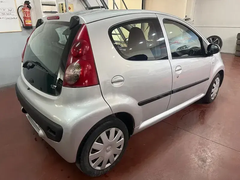 Usado Peugeot 107 54 CV (39 kW) 2006 Gris / plata Utilitario