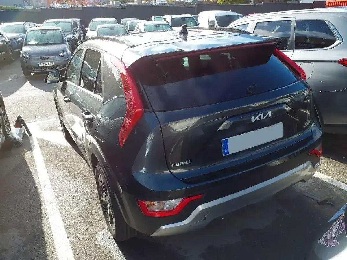 Käytetty Kia Niro 183 HP (134 kW) 2023 Punainen Katumaasturi