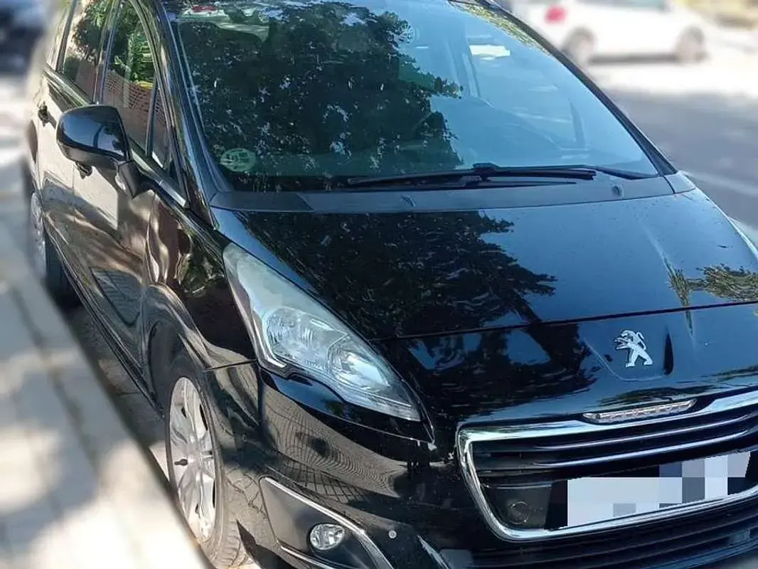 Usado Peugeot 5008 Allure 150 CV (110 kW) 2015 Negro Monovolumen