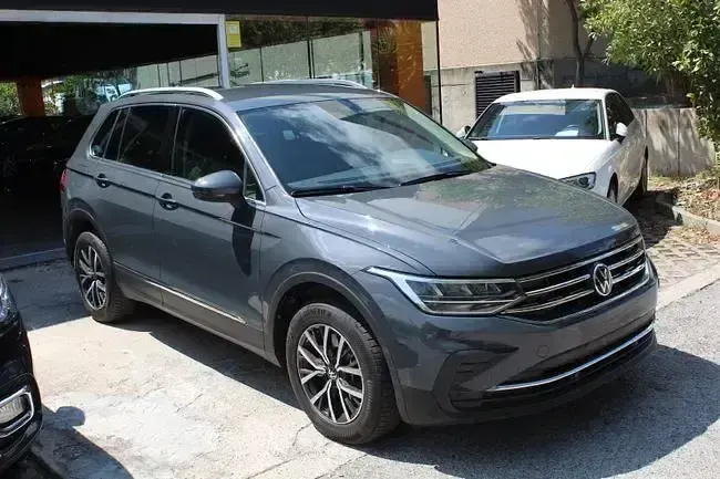 Käytetty VW Tiguan Life 246 HP (180 kW) 2021 Harmaa Katumaasturi